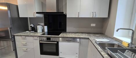 Een oven, een kookplaat, een vaatwasser