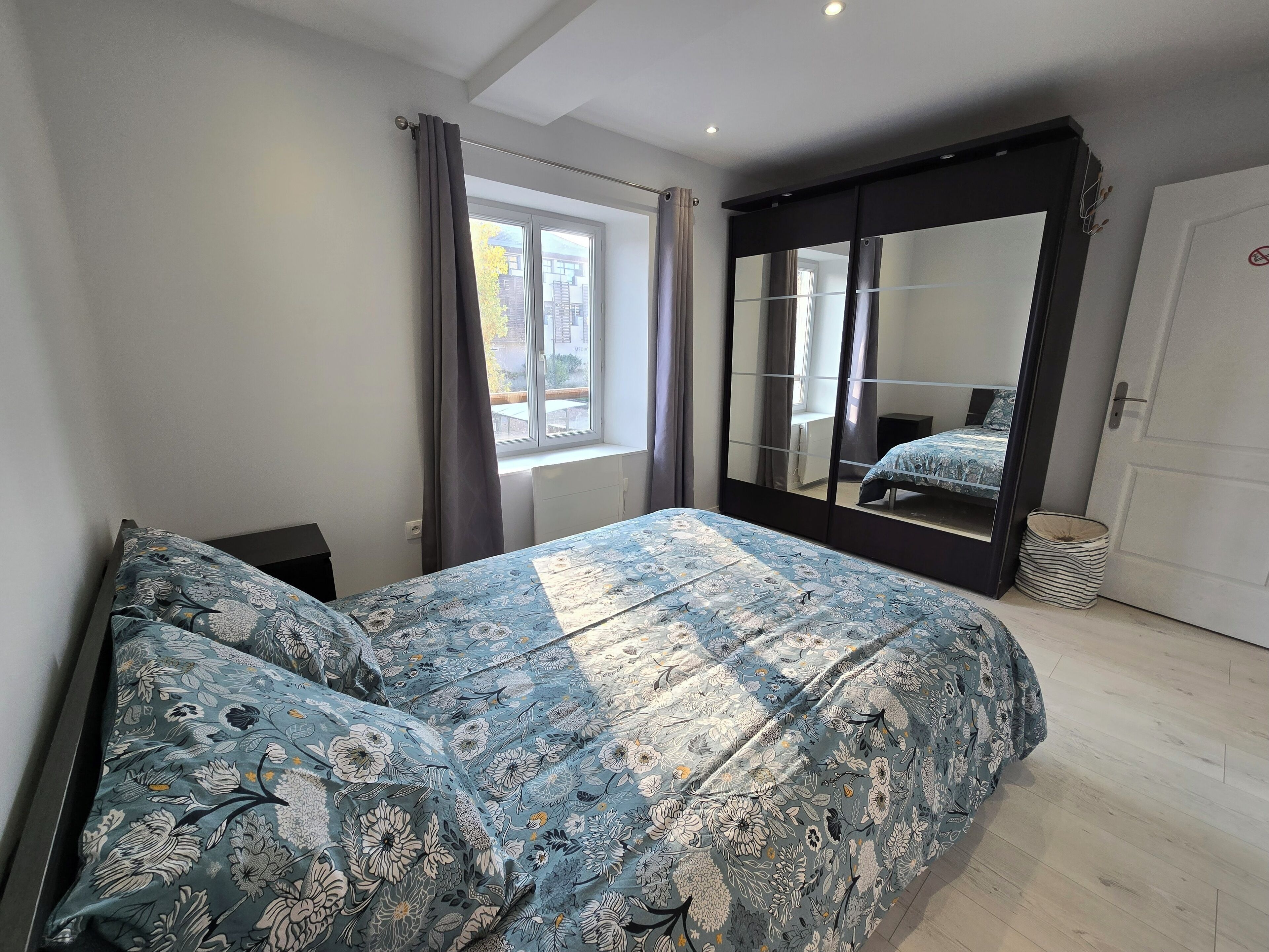 2 室のベッドルーム、WiFi、ベッドシーツ