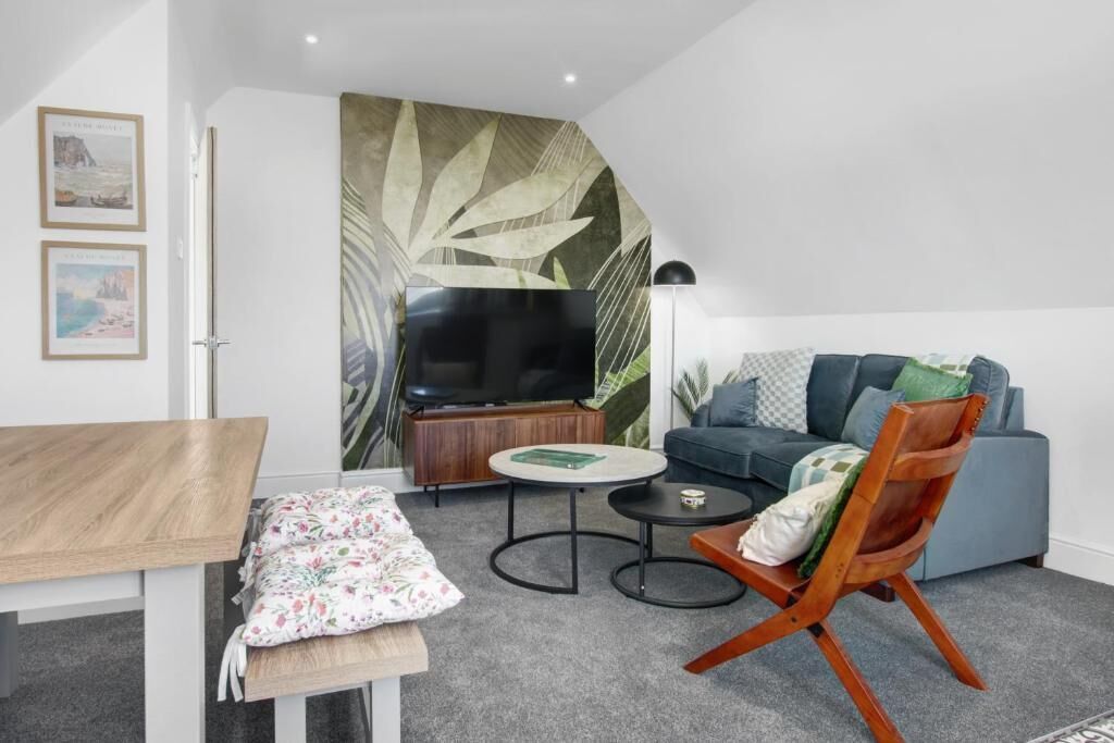 Apartment (Cardiff City Base – Modern 2-Bed Ap) | Living room