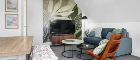 Apartment (Cardiff City Base – Modern 2-Bed Ap) | Living room