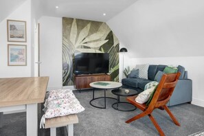 Apartment (Cardiff City Base – Modern 2-Bed Ap) | Living room