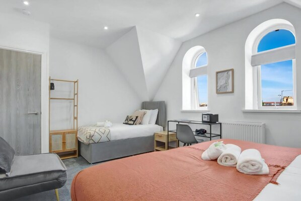 Apartment (Cardiff City Base – Modern 2-Bed Ap) | 2 bedrooms, free WiFi