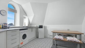 Apartment (Cardiff City Base – Modern 2-Bed Ap) | Private kitchen