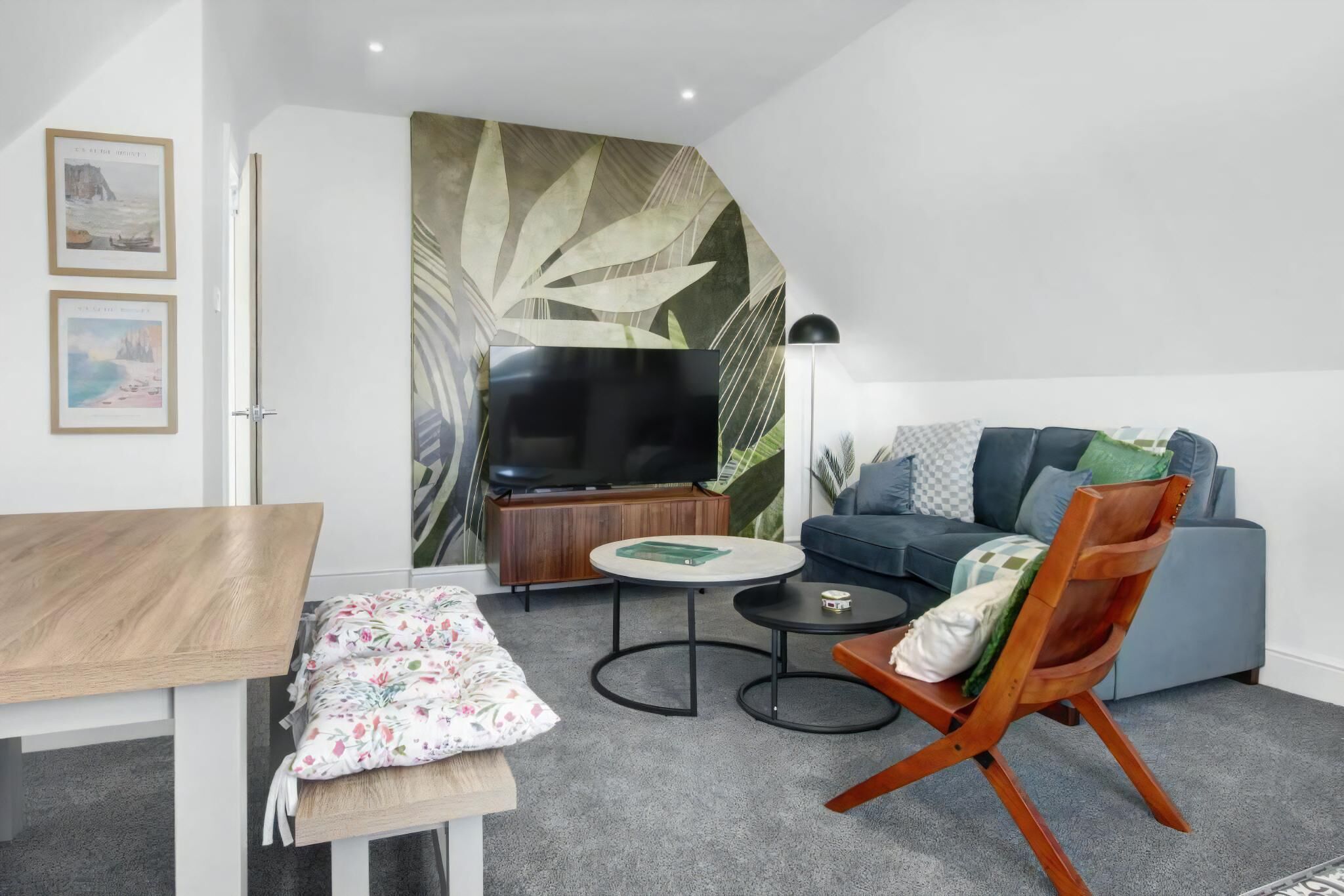 Apartment (Cardiff City Base – Modern 2-Bed Ap) | Living room