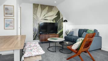 Apartment (Cardiff City Base – Modern 2-Bed Ap) | Living room