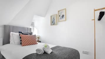 Apartment (Cardiff City Base – Modern 2-Bed Ap) | 2 bedrooms, free WiFi