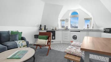 Apartment (Cardiff City Base – Modern 2-Bed Ap) | Living room