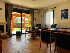 Interior - Holiday Home 'Maison Tournesol' with Shared Pool, Wi-Fi and Air Conditioning (Castelnaud-la-Chapelle)