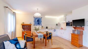 Een televisie, een open haard, een tafeltennistafel en een stereo