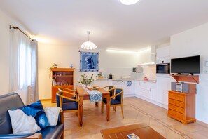 Fernseher, Kamin, Tischtennisplatte, Stereoanlage