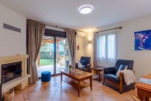 Una televisión, una chimenea, una mesa de tenis de mesa