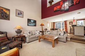 Televisión y chimenea 