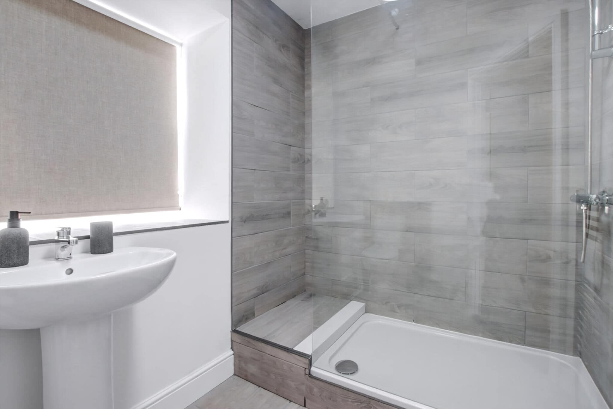 Apartment (Group Getaway – Stylish 2-Bed Cardi) | Badezimmer