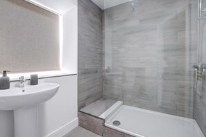 Apartment (Group Getaway – Stylish 2-Bed Cardi) | Bathroom | Toilet paper - Group Getaway Stylish 2-bed Cardiff Flat (Cardiff)