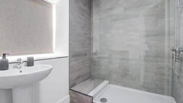 Appartement (Group Getaway – Stylish 2-Bed Cardi) | Salle de bain | Papier toilette