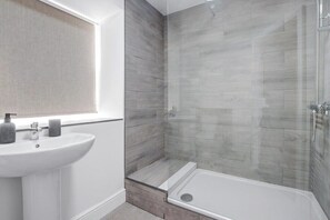 Leilighet (Group Getaway – Stylish 2-Bed Cardi) | Bad | Toalettpapir