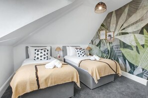 Apartment (Group Getaway – Stylish 2-Bed Cardi) | 2 bedrooms, free WiFi