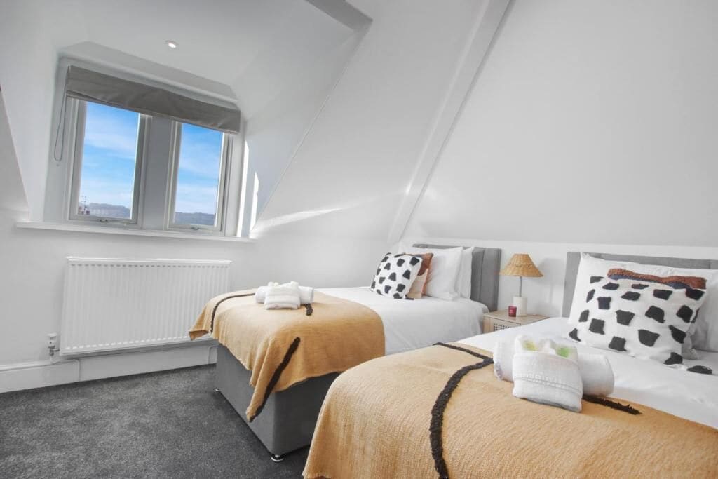 Apartment (Group Getaway – Stylish 2-Bed Cardi) | 2 bedrooms, free WiFi