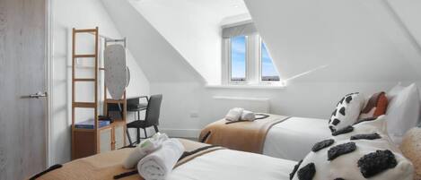 Apartment (Group Getaway – Stylish 2-Bed Cardi) | 2 bedrooms, free WiFi