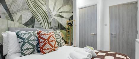 Apartment (Group Getaway – Stylish 2-Bed Cardi) | 2 bedrooms, free WiFi