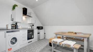 Apartment (Group Getaway – Stylish 2-Bed Cardi) | Speisen