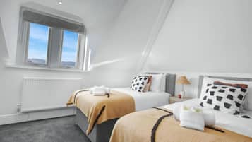 Apartment (Group Getaway – Stylish 2-Bed Cardi) | 2 bedrooms, free WiFi