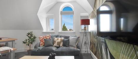 Apartamento (Group Getaway – Stylish 2-Bed Cardi) | Sala de estar | TV de tela plana