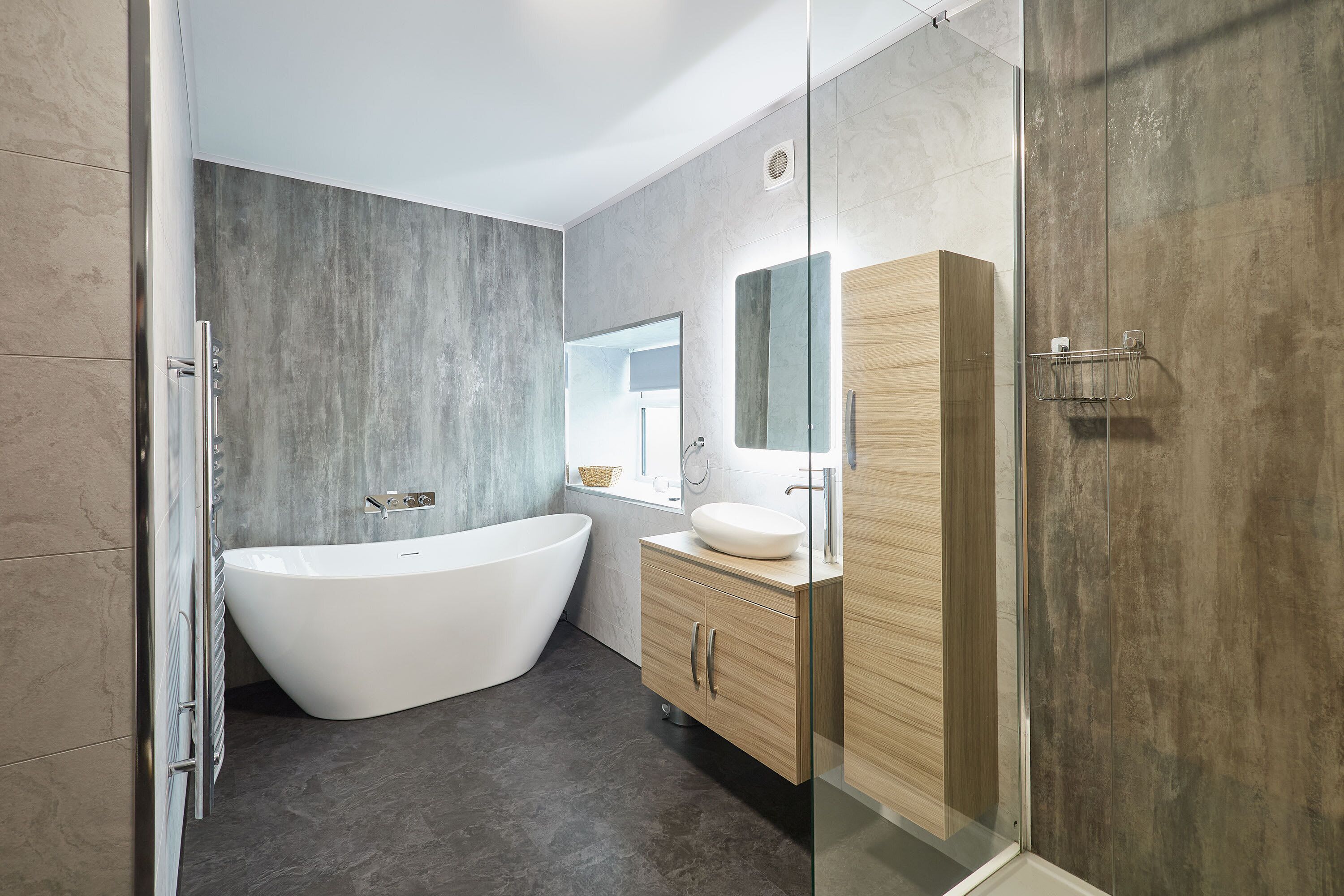 Douche, serviettes fournies, shampooing