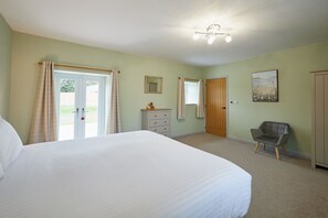 3 bedrooms, desk, iron/ironing board, WiFi