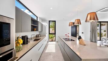 Fridge, microwave, stovetop, dishwasher