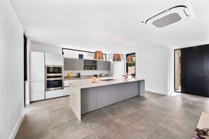 ثلاجة، ميكروويف، موقد طهي مسطح، غسالة أطباق