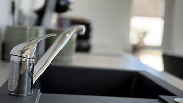 Appartement (The Family Nest – 3-Bed Apartment w) | Cuisine privée | Batterie de cuisine, vaisselle et ustensiles