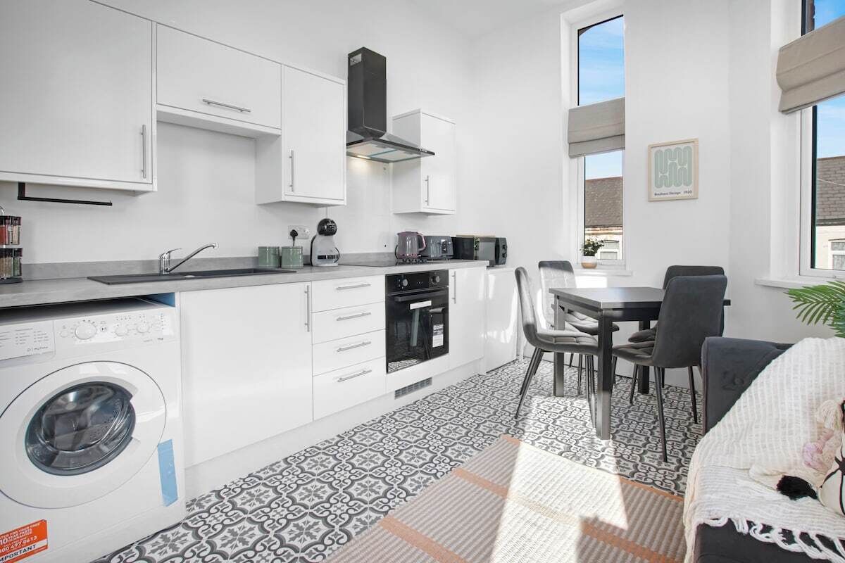 Apartment (The Family Nest – 3-Bed Apartment w) | Private kitchen | Cookware/dishes/utensils