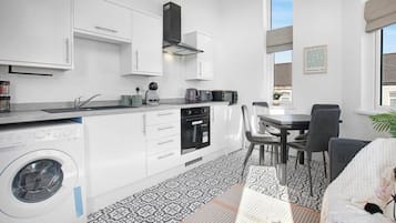 Apartment (The Family Nest – 3-Bed Apartment w) | Eigene Küche | Kochgeschirr/Geschirr/Besteck