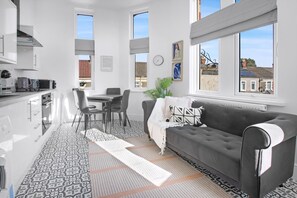 Apartment (The Family Nest – 3-Bed Apartment w) | Living room | Flat-screen TV - The Family Nest 3-bed Apartment With Parking (Cardiff)