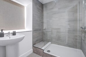 Apartment (Compact 1-Bed Flat for Friends & Coll) | Bathroom