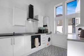 Apartment (Compact 1-Bed Flat for Friends & Coll) | Private kitchen