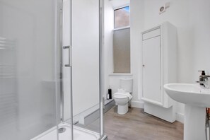 Bathroom - Stadium View Family & Group 3-bed Retreat (Cardiff)