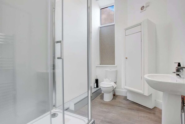 Apartment (Stadium View – Family & Group 3-Bed) | Bathroom - Stadium View Family & Group 3-bed Retreat (Cardiff)