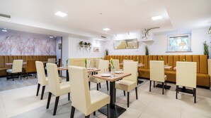 A restaurant with booths and tables, a modern design, and a clean, well-lit interior. - Panorama Park (Świnoujście)