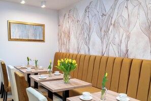 بوفيه فطور مجانًا يوميًا