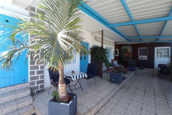 Outdoor dining - Around the world (Saint-Pierre)