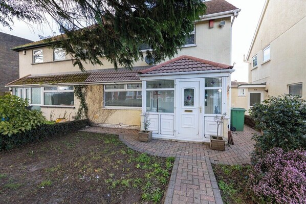 Exterior - Spacious 3 Bed Home With Pool Table (Cardiff)