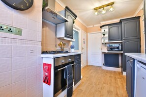 House (Spacious 3 Bed Home with Pool Table) | Private kitchen - Spacious 3 Bed Home With Pool Table (Cardiff)