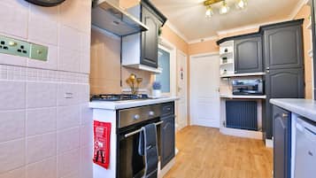 Maison (Spacious 3 Bed Home with Pool Table) | Cuisine privée