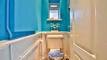 House (Spacious 3 Bed Home with Pool Table) | Bathroom