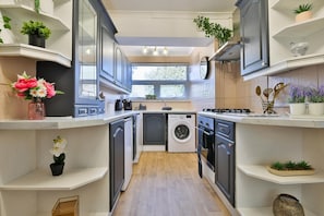 House (Spacious 3 Bed Home with Pool Table) | Private kitchen