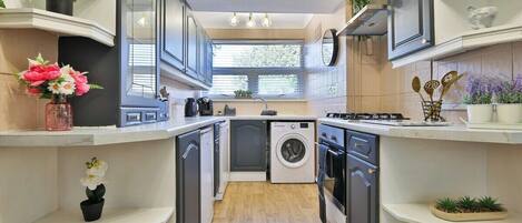 House (Spacious 3 Bed Home with Pool Table) | Private kitchen