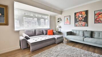 Hus (Spacious 3 Bed Home with Pool Table) | Vardagsrum | Tv