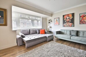 Maison (Spacious 3 Bed Home with Pool Table) | Salle de séjour | Télévision